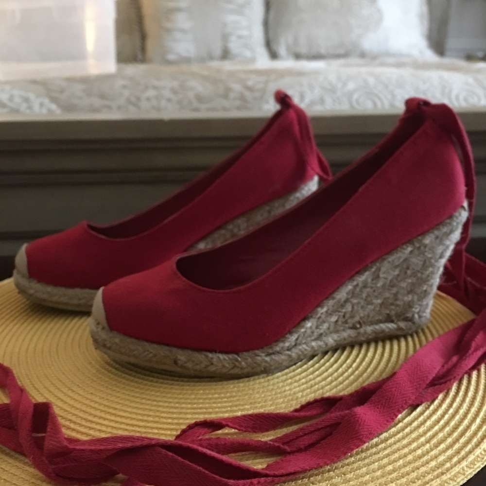 Closet Clean Out $8 Perfect summer ankle-wrap platforms-Size 7
